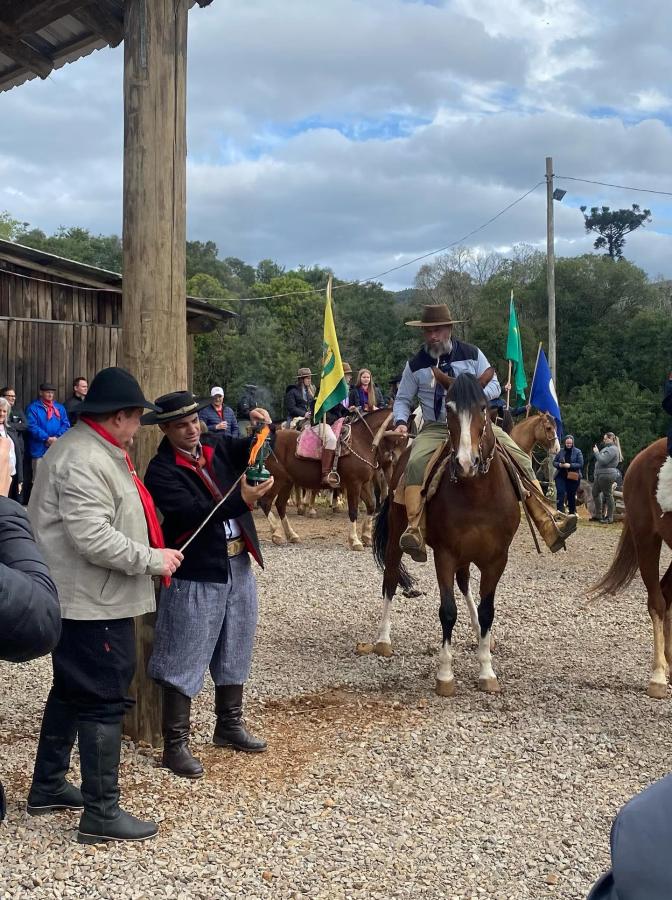 Cavalarianos buscaram a Chama Crioula em Santa Maria do Herval