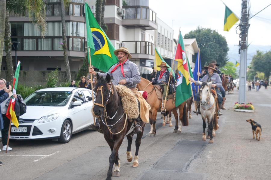 Cavalarianos tomaram conta da Avenida 25 de Julho no domingo