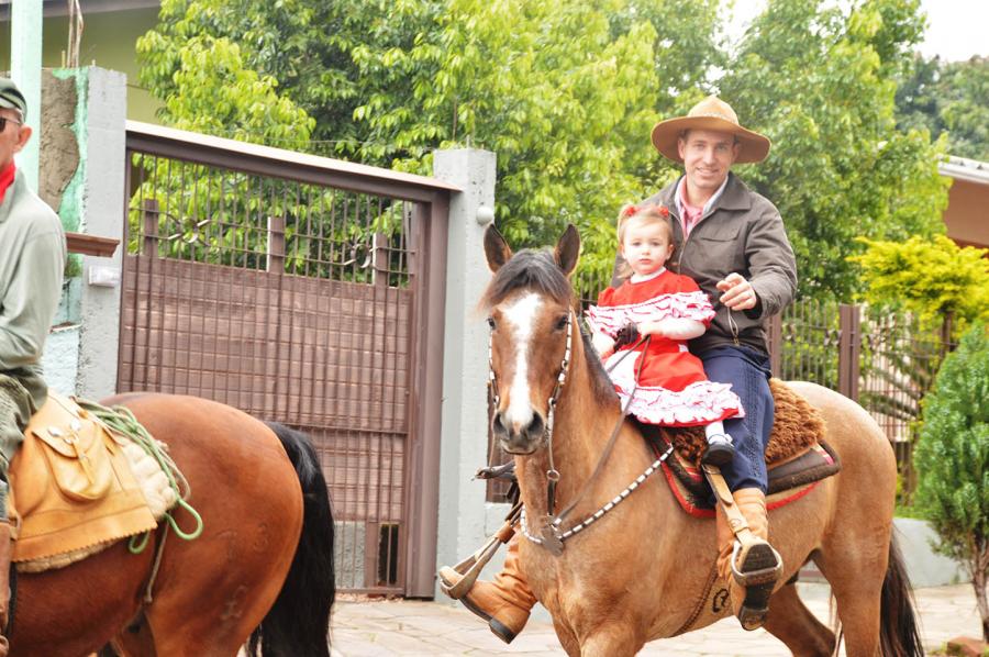 Cavalgada do Bem reuniu crianças e adultos pelas ruas de Dois Irmãos