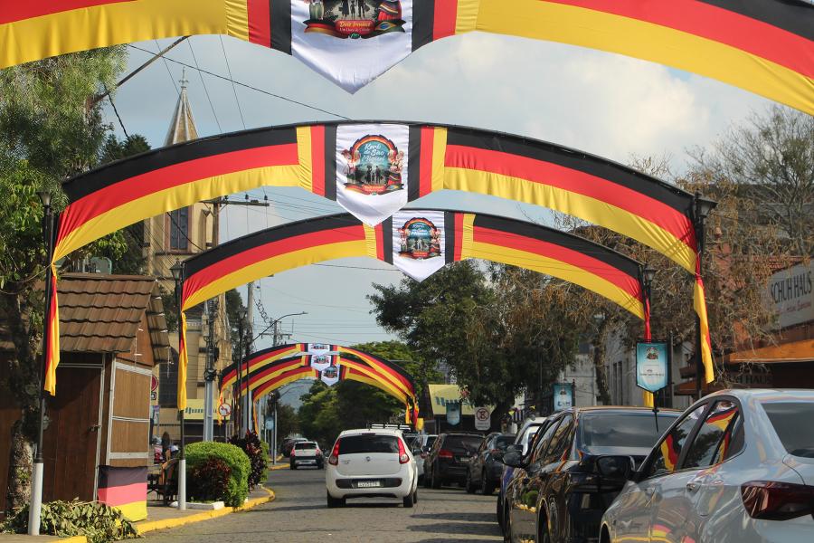 Centro da cidade já está decorado para receber mais um Kerb