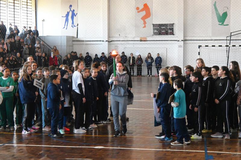Cerimônia de abertura e jogos de câmbio marcam primeiro dia da Olimpíada Escolar