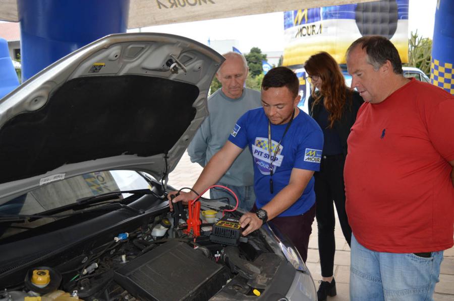 Cliente Paulo Eliseu (à direita) acompanhou o teste de bateria realizado em seu veículo