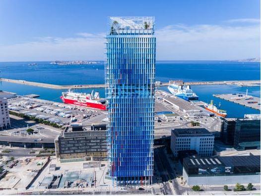 Com 145 metros de altura, o edifício La Marseillaise pontua o horizonte de Marselha com 27 tons de concreto vermelho, branco e azul, como a bandeira da França.