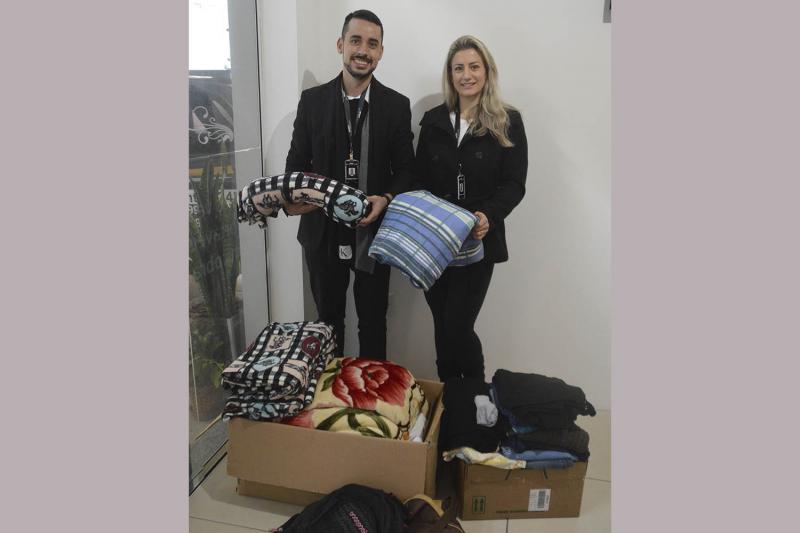 Também serão distribuídos cobertores e agasalhos. Na foto, Rodrigo e Sandra com doações recebidas da comunidade 