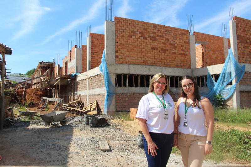 Secretária Denise com a chefe do Departamento de Estudos e Projetos da SMEDI, Andressa Bassani