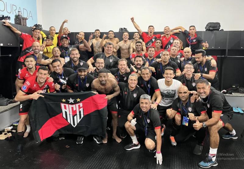 Com Klaus titular, Atlético-GO goleia e está nas semifinais da Sul-Americana