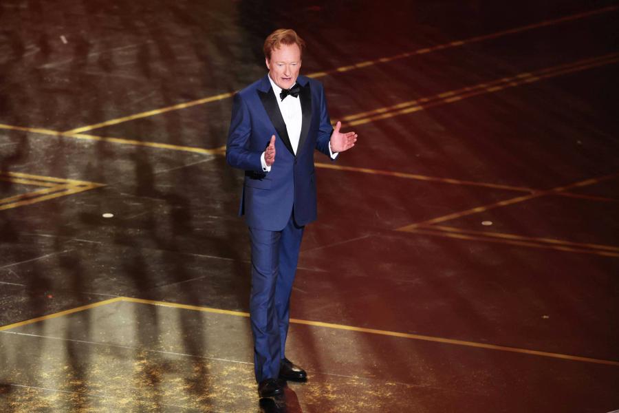 Comediante Conan O’Brien, em discurso de abertura, alfineta Timothée Chalamet e CEO da Netflix e, numa das partes mais ácidas, lembra caso Jeffrey Epstein