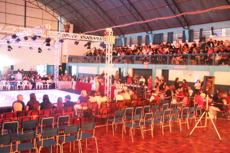 Comunidade lotou o ginásio da escola