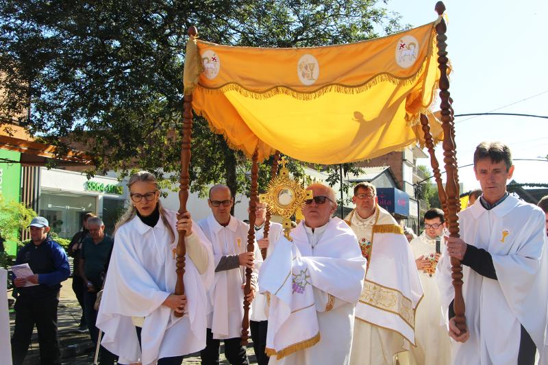 CORPUS CHRISTI: DEUS PASSA NA RUA E NOS ABRAÇA 