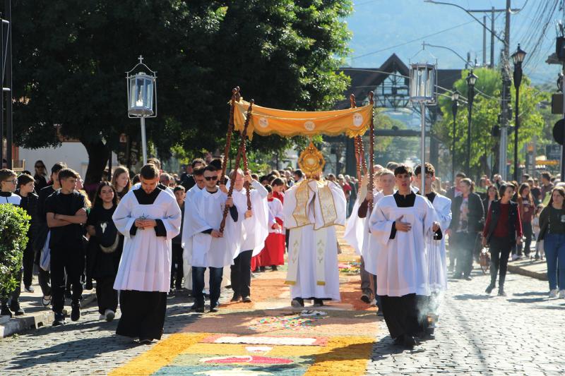 Corpus Christi reúne a comunidade em momento de fé e devoção
