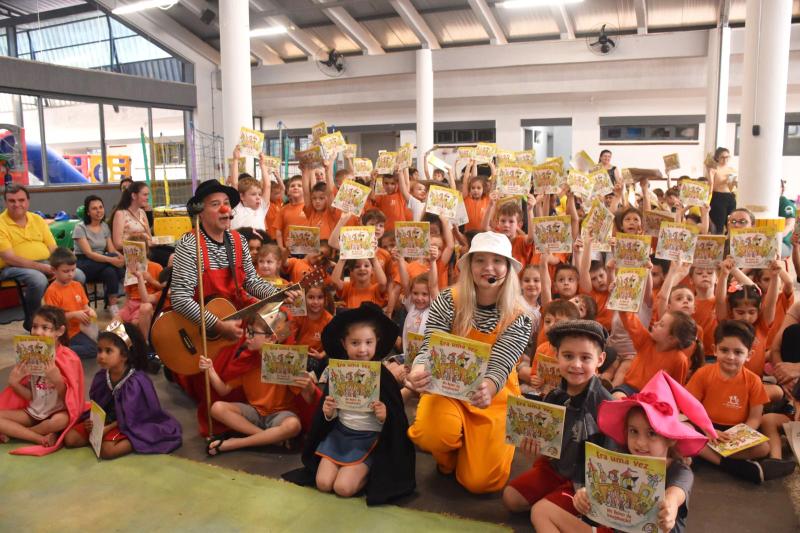 Crianças da Educação Infantil se divertem com espetáculo teatral