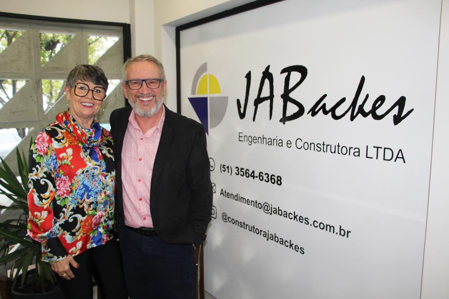 Dalila Maldaner Backes com o esposo Agostinho, celebrando mais uma conquista