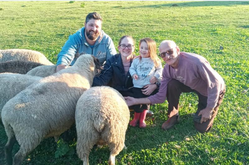 Família toda ajudando no trato das ovelhas na propriedade, que fica no bairro Travessão. Na foto, Gustavo, Renita, Ramona e Realino 