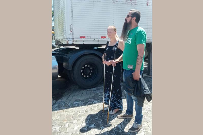 Deficientes visuais cobram atenção às leis após homem bater a cabeça em carreta estacionada sobre calçada