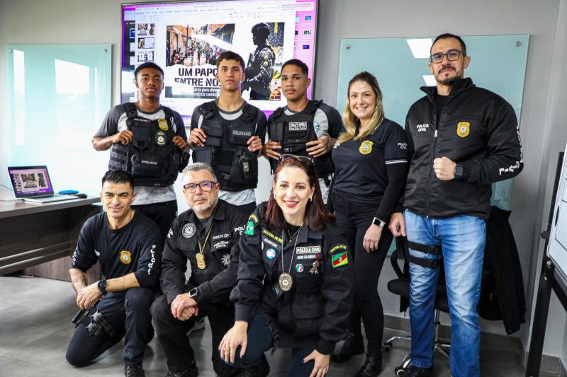 Delegado Borba ministra palestra sobre prevenção a golpes virtuais para atletas da base do Grêmio