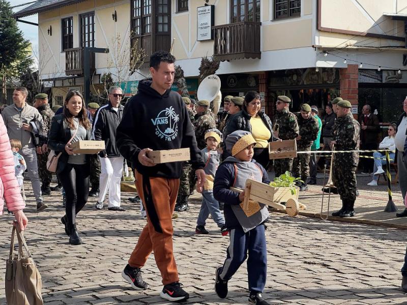 Desfile Cívico movimentou o Centro de Morro Reuter no sábado