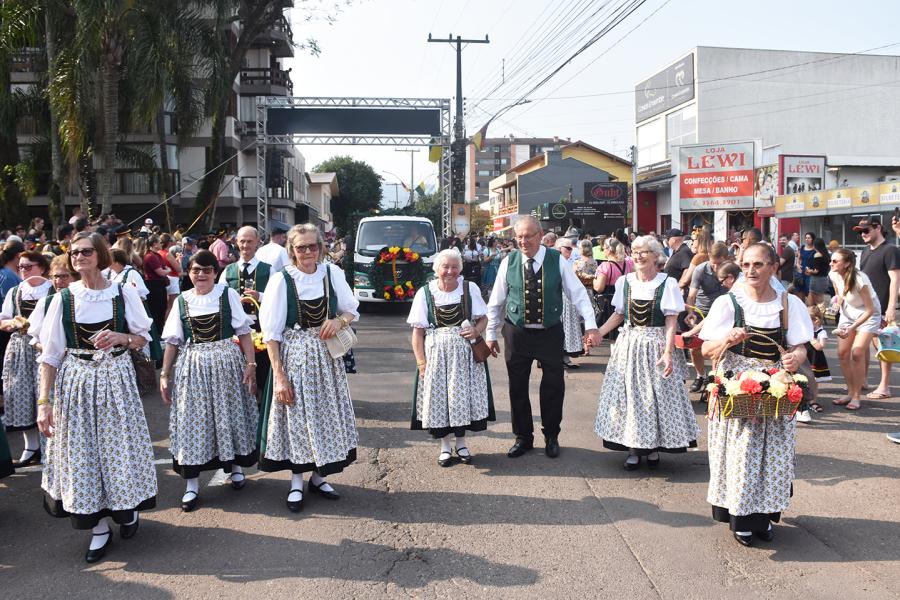 Desfile temático aconteceu no domingo