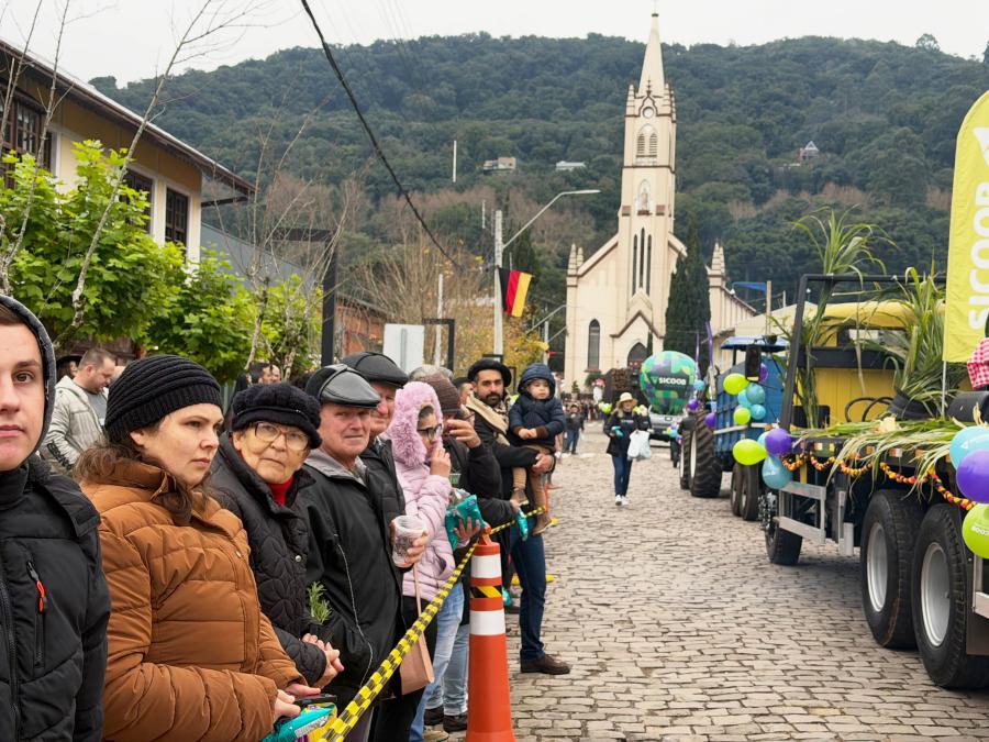 Desfile temático atraiu grande público na tarde de sábado, com recorde de participantes
