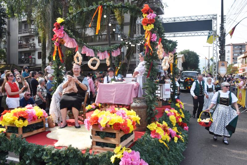 Desfile Temático de Kerb promete emocionar público na Avenida 25 de Julho
