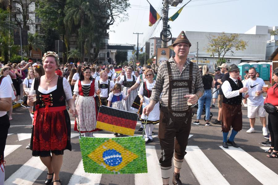 Desfile temático foi uma das principais atrações