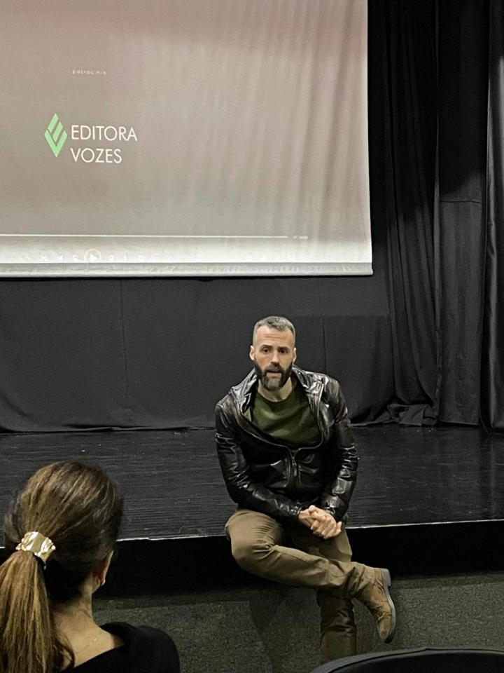 Diretor Lucas Costanzi conversou com o público ao final da sessão