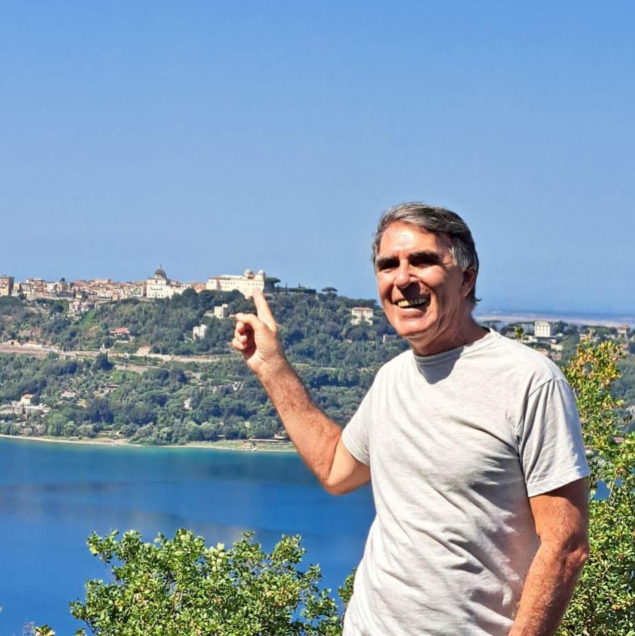 Do lado de lá do vulcânico Lago Albano está o castelo hoje Museu Apostólico