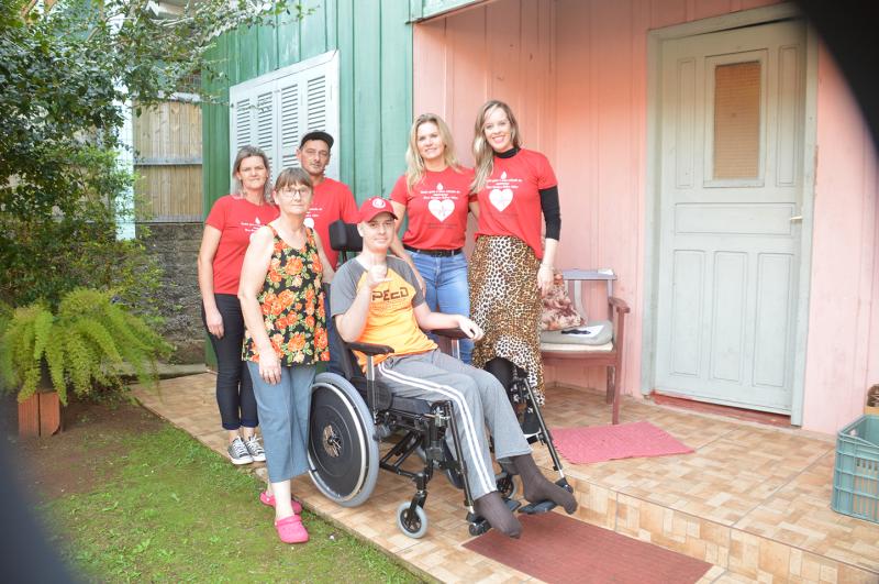 Alison e a mãe Ângela receberam a doação dos voluntários Sandra, Moraes, Elaine e Heloísa, que representaram o Grupo de Doadores de Sangue 
