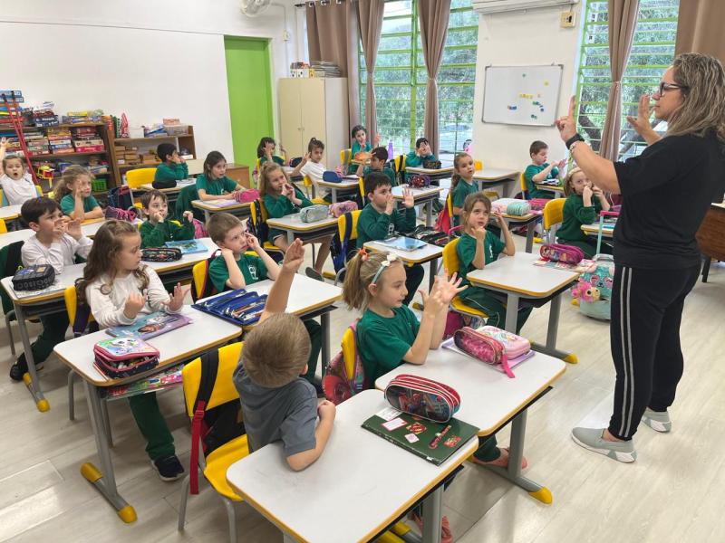 Turma do 1º ano na escola municipal Albano Hansen, da professora Graciete de Rezendes