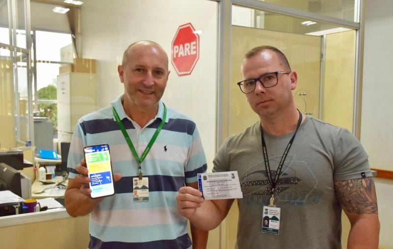 Mauro e Marcio com o modelo da credencial emitida pelo aplicativo Carteira Digital de Trânsito (Foto: Divulgação / PMDI)