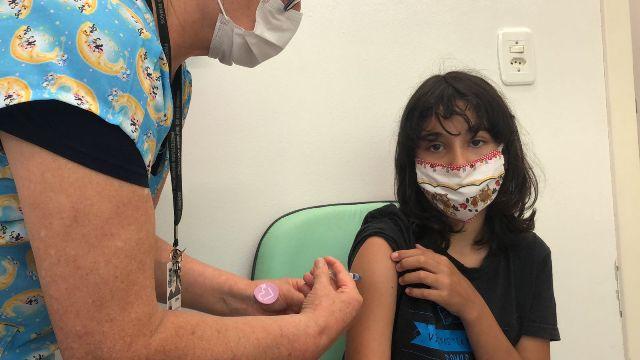 Na foto, Isabeli da Rosa Linck, de 10 anos, recebendo a imunização (Foto: PMDI)