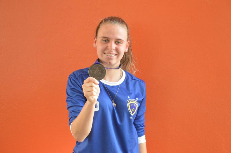 Eduarda exibe a medalha de bronze conquistada no mundial da Áustria