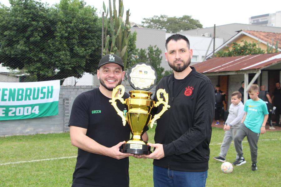 Douglas e Robson receberam o troféu Disciplina em nome do Green Brush