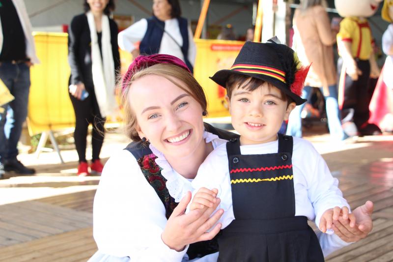 Raquel Backes com Guilherme Homem Puglia Barbosa, de 2 anos e 4 meses, que na manhã de hoje visitava o evento com a família