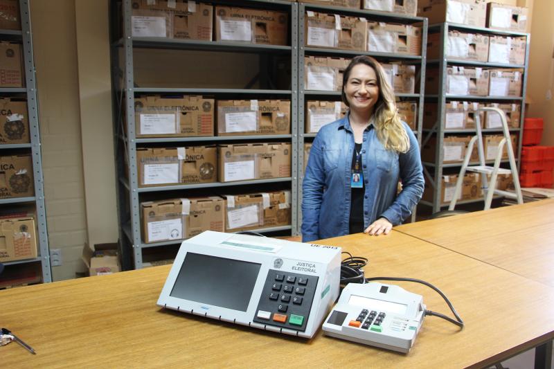 Chefe do Cartório Eleitoral, Luci Jochins está coordenando os trabalhos no local