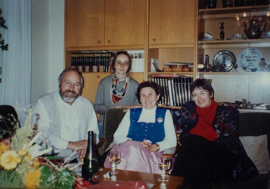 Em 1996, Tia Liria esteve com a família Roth na Alemanha, durante turnê do Liebe Zum Tanz naquele país e na Áustria. Na foto, o pastor Roth, a filha Daniele, Tia Liria e Bärbel