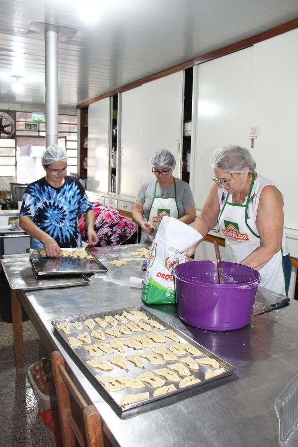 Em Morro Reuter, voluntárias preparam a alimentação