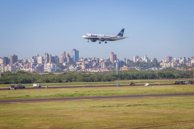 Emoção e clima festivo marcam retomada de voos comerciais no Aeroporto Salgado Filho