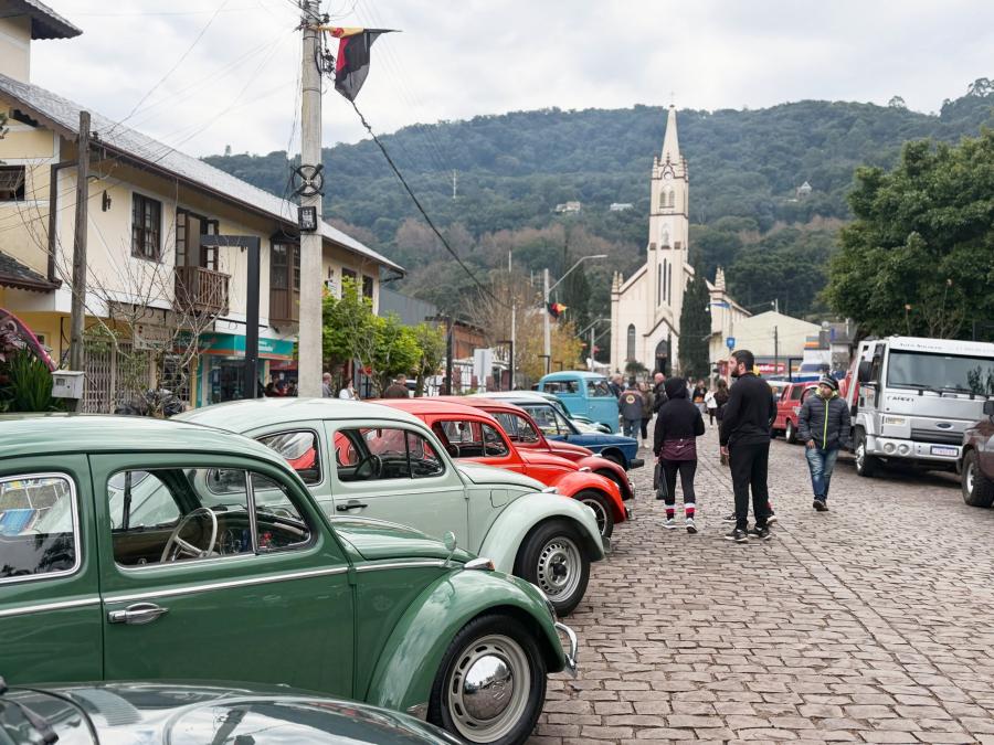 Encontro de Carros Antigos contou com participação de cerca de 400 veículos no domingo