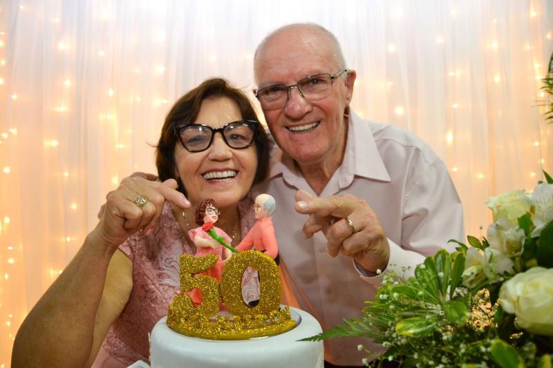 Eni Rebelatto e Nilton Rebelatto completaram 50 anos de casados com celebração no dia 15 de abril (Foto: Melissa Costa Fotografia)