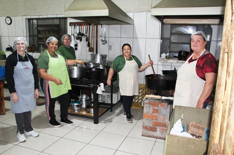 Na foto, as voluntárias Lúcia, Adriani, Vera, patroa Têre e Isolde, que ajudam no preparo dos almoços e jantas na ACT Os Taura