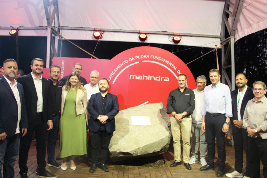 Equipe da prefeitura com integrantes da Mahindra