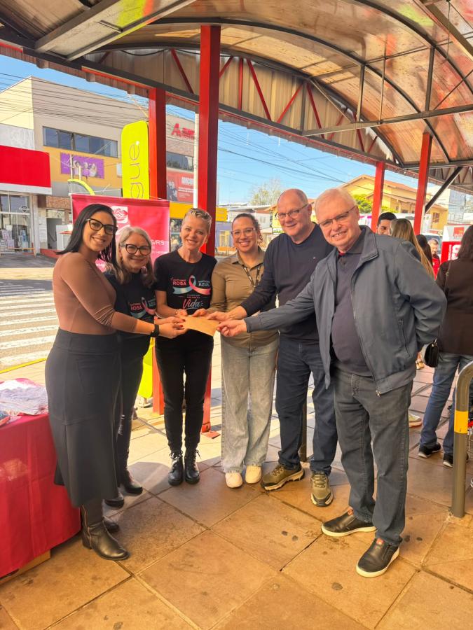 Equipe Kern realiza entrega de vales-compras à Liga Feminina
