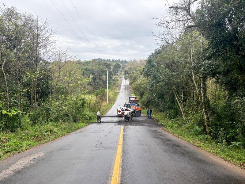 Equipes trabalham na recomposição do asfalto na Estrada Campo Bom