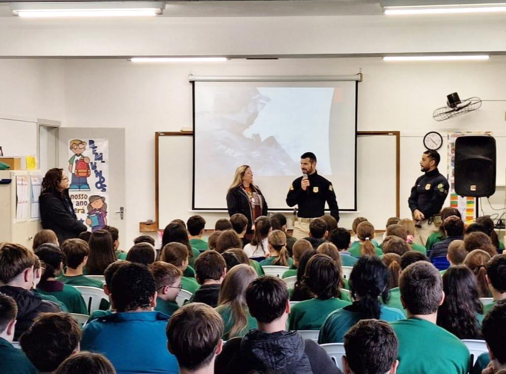 Escola Albano Hansen recebe palestra da PRF sobre o Maio Amarelo