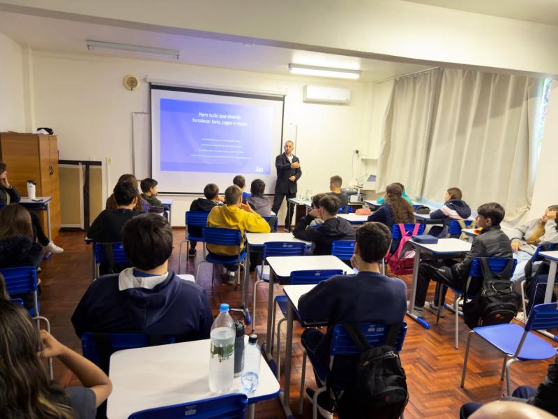 Escola municipal Arno Nienow recebe empresário e palestrante da ACI Talks 