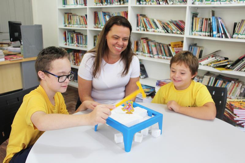 Escola conta com cerca de 30 alunos de inclusão. Na foto, a professora Caren Kroeff com os alunos Matheus Eduardo Führ e Pedro Henrique Engelmann Kroetz