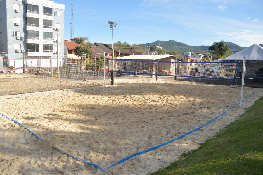 Espaço conta com duas quadras para a prática de futevôlei, beach vôlei e beach tennis