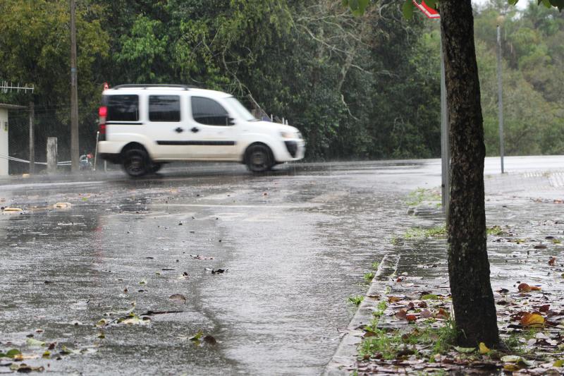Estado segue com alerta de muita chuva, inundações e até risco de tornado