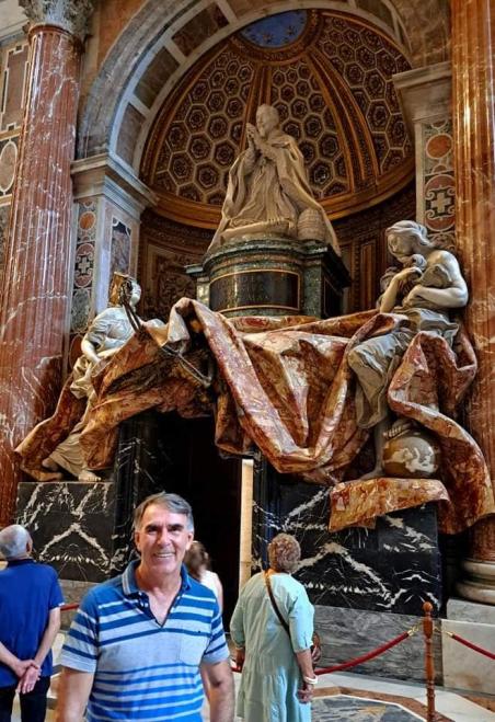 Estátuas em tamanhos imensos esculpidas em mármore de cores incríveis estão às dezenas espalhadas pela igreja