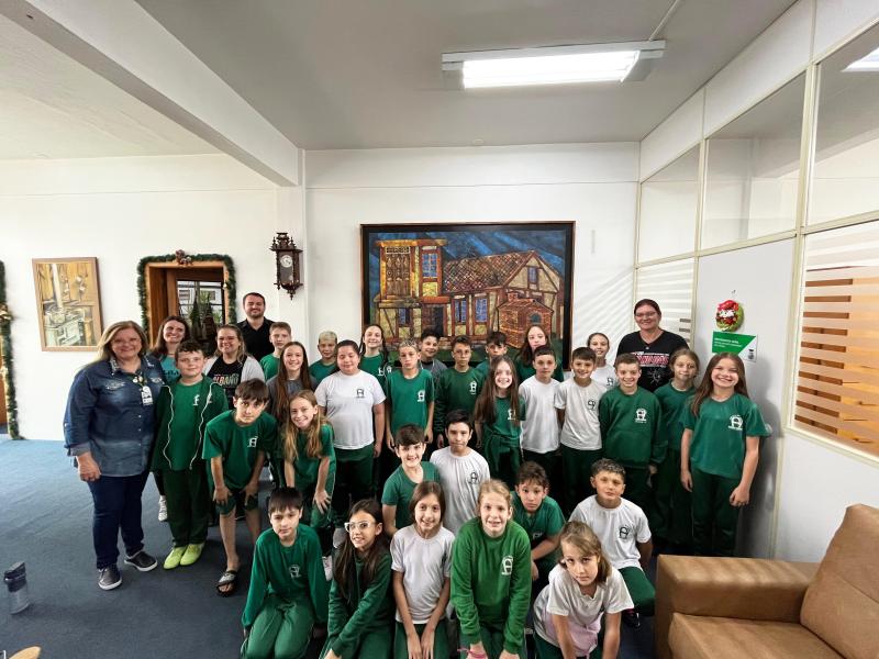 Estudantes da escola municipal Albano Hansen visitam o Poder Executivo